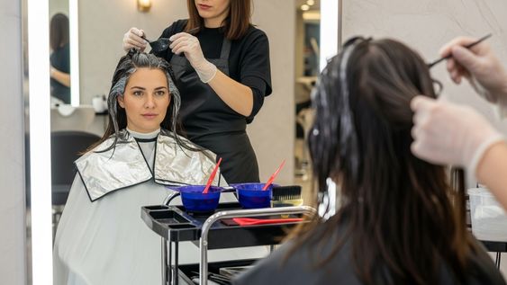 adios a la tintura agresiva: la tendencia que disimula las canas con un efecto natural e iluminado