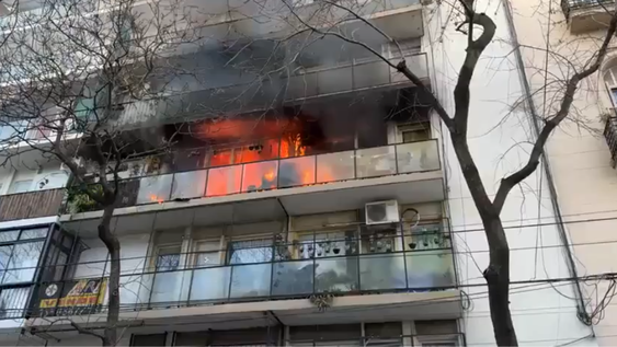 Feroz incendio al lado del edificio de Cristina Kirchner: dos personas fueron hospitalizadas