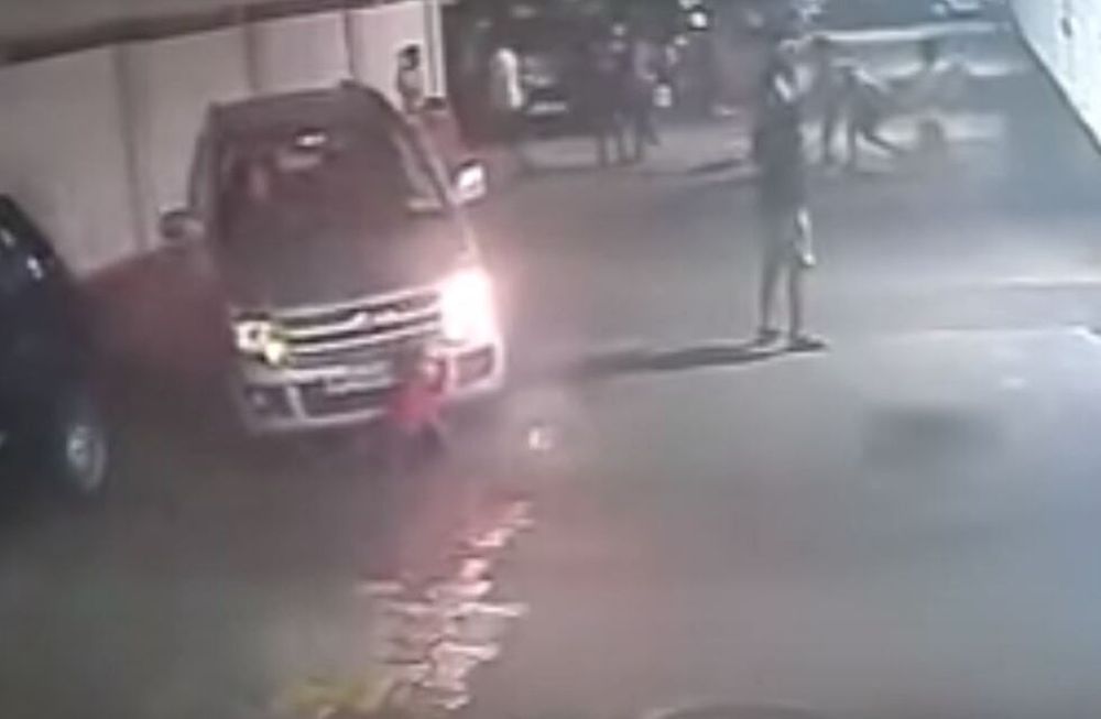 Increíble: un niño fue arrollado por un auto, luego se levantó y siguió jugando al fútbol