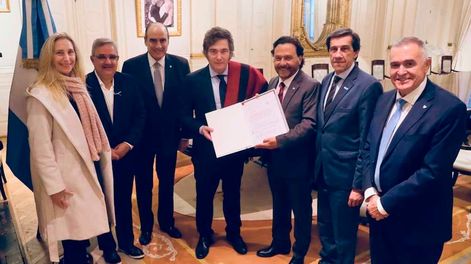 Los Andes | El presidente Javier Milei se entrevistó con el gobernador de Jujuy, Carlos Sadir; el de Salta, Gustavo Sáenz; el de Tucumán, Osvaldo Jaldo; y el de Catamarca, Raúl Jalil, esta tarde en la Casa Rosada. Foto NA