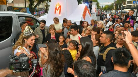 A lo largo del recorrido de Alejandrina Funes, la Reina Nacional de la Vendimia 2025, los vecinos de Las Heras se agolparon para saludarla y ella se bajó del carro para agradecer.