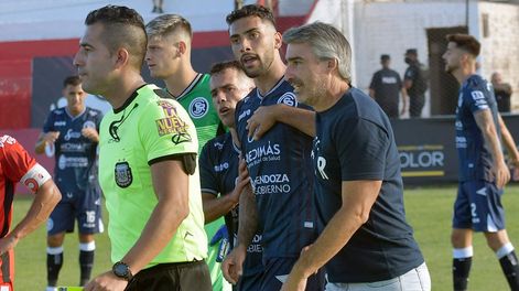 Los Andes | Sobre el final, el técnico Gabriel Gómez se ganó la tarjeta amarilla y después la roja.  Foto: Orlando Pelichotti / Los Andes