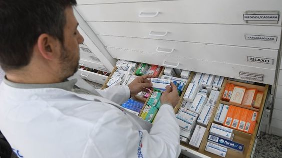 La Dirección de Farmacología tiene poder de policía en farmacias pero hay ámbitos que no están regulados, como la venta en plataformas digitales, quioscos y almacenes. Foto: José Gutiérrez / Los Andes