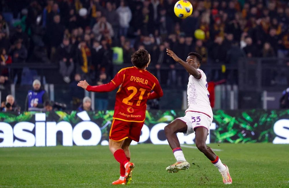 Paulo Dybala (i) del AS Roma y Michael Kayode (d) de la Fiorentina durante el partido de fútbol de la Serie A italiana entre el AS Roma y el ACF Fiorentina en el estadio Olímpico de Roma, Italia, el 10 de diciembre de 2023. (Italia, Roma) EFE/EPA/FABIO FRUSTACI