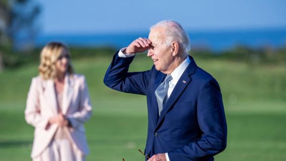El presidente de Estados Unidos se mostró muy confundido y con un accionar errático tras una demostración de paracaidismo. Foto: Cadena SER / Gentileza.