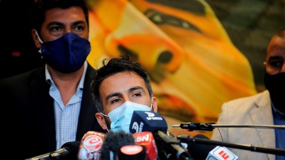 El neurocirujano Leopoldo Luque se mostró contento por la evolución de Diego Maradona. / AFP.
