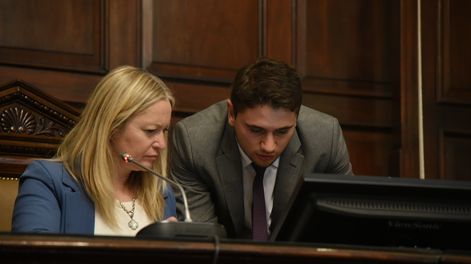 La vicegobernadora Hebe Casado junto al secretario legislativo, Lucas Fauré, quién participó de la revisión de normas obsoletas.&nbsp;