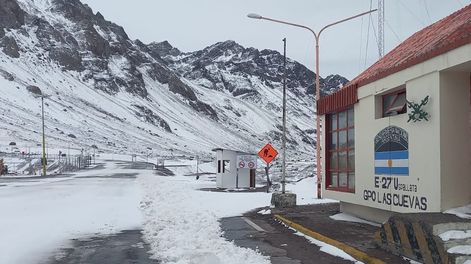 Nevada en Las Cuevas. Cerraron el paso Cristo Redentor. / Gentileza Gendarmería