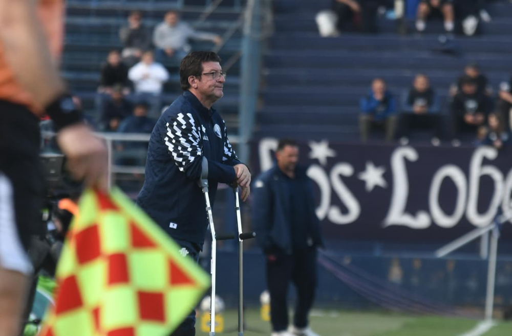 El plantel de Independiente Rivadavia, dirigido por Alfredo Berti, protagonizó un emotivo gesto de solidaridad con su compañero Maxi Salas.