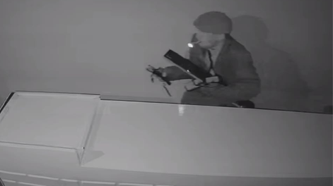 Vestido a lo Peaky Blinder, robó en un complejo comercial y hasta transfirió plata con un posnet: quedó filmado. Foto: Captura Video.