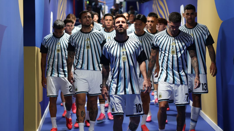 Fiebre mundialista: cuánto sale la campera retro y la camiseta rayada de la Selección Argentina.