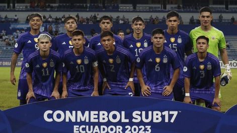 Argentina goleó a Perú y clasificó al hexagonal final con dos golazos del Diablito Etcheverri (10). / Gentileza.
