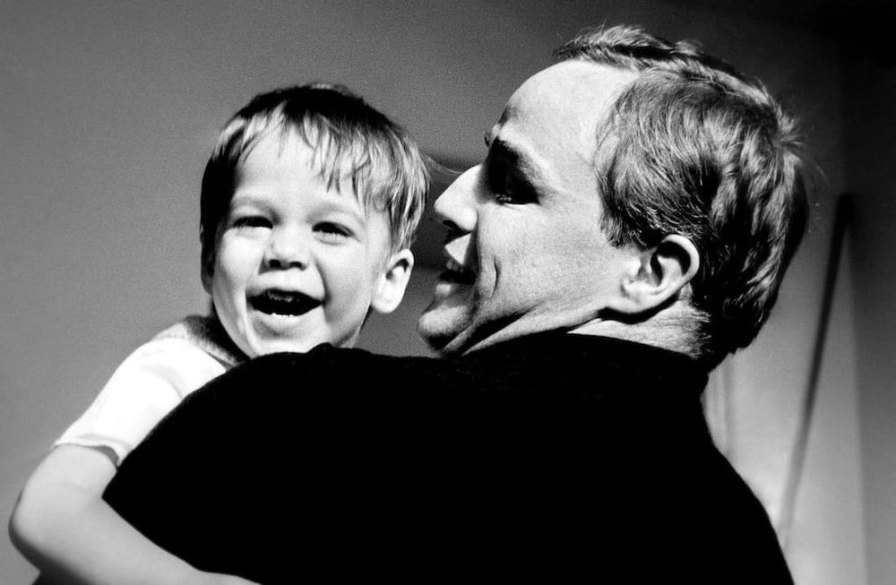 Marlon Brando y su pequeño hijo, Christian Brando. Tras una dura infancia en medio de la hostilidad de sus padres, Christian fue condenado a prisión por el asesinato de su cuñado. Tiempo después su hermanastra se quitó la vida, mientras que Christian falleció en 2008 y con 49 años. Foto: Twitter.