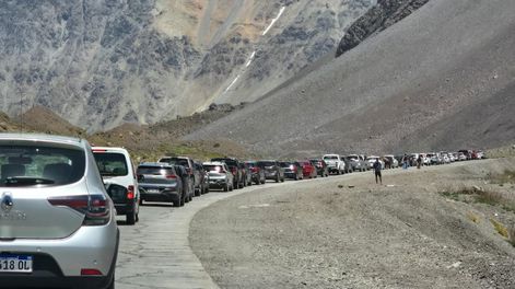 Filas de autos para cruzar el Cristo Redentor. La concesión privada incluye obras importantes en toda la Ruta 7.