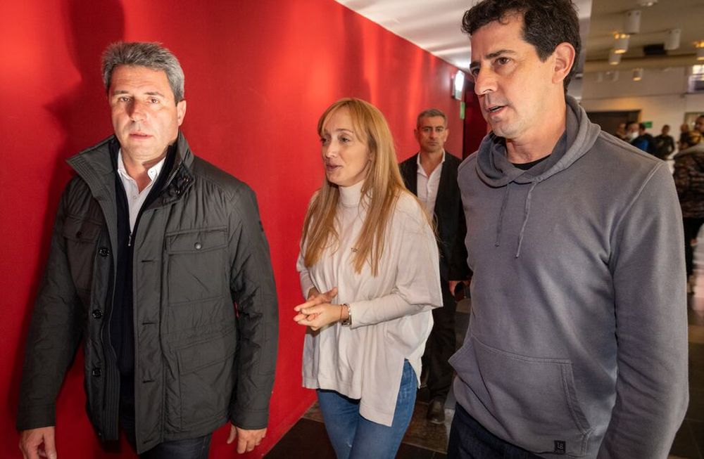 Mendoza es la sede hoy del Frente de Todos a nivel nacional, que convocó a un espacio de debate llamado Peronismo Futuro.El gobernador de San Juan Sergio Uñac, el  ministro del Interior Wado de Pedro junto a la Senadora Anabel Fernandez SagastiFoto: Ignacio Blanco / Los andes