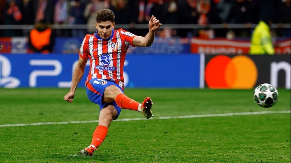 El momento que Julián Álvarez ejecutó su penal, el segundo de la serie. La Araña se resbaló en el momento de patear y,desde el VAR entendieron que tocó el balón con los dos pies.