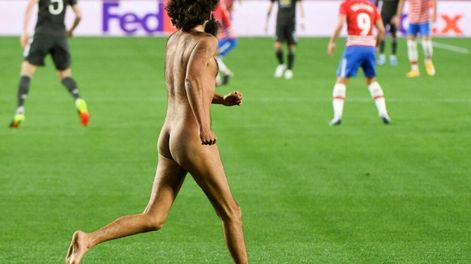 El hombre que entró desnudo a la cancha en mitad del partido. / Gentileza.