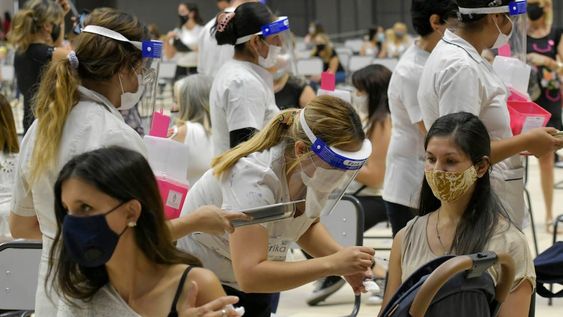 La ministro de salud aseguró que están estudiando diferir la segunda dosis para “tener más gente vacunada, aunque sea con menos protección”. Foto: Orlando Pelichotti / Los Andes.