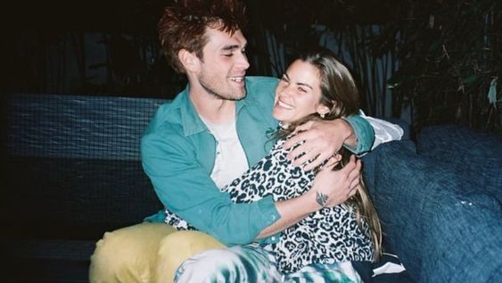 El actor y su pareja ya recibieron las felicitaciones del elenco.