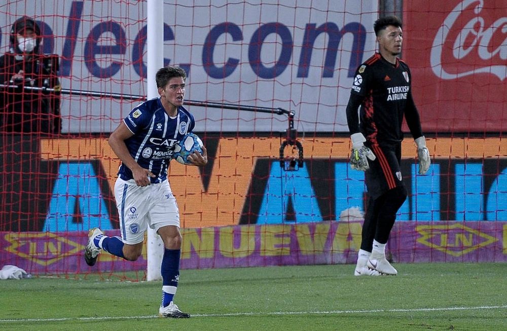 Tomás Badaloni corre con la pelota a festejar el gol de Godoy Cruz, que descuenta ante River, en cotejo por el Grupo 3 de la Copa Diego Armando Maradona.