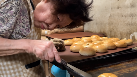 Yuriko tiene 84 años trabaja como desde el primer día en su panadería.