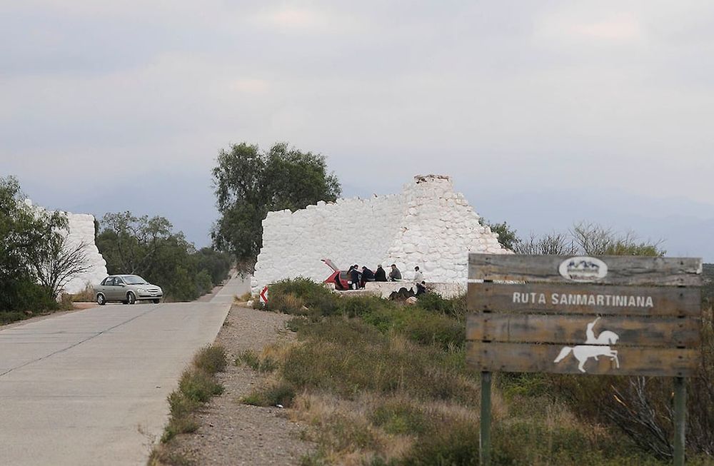 En el kilómetro 36 de la ruta 52, se encuentran los dos murallones blancos que identifican el sitio del monumento. El sitio se utiliza usualmente para la realización de picnics antes de seguir la trepada a los caracoles.