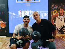 El bahiense realizó un ping pong de preguntas y respuestas con Coker (streamer e influencer) en una tienda de la NBA en la Argentina. &nbsp;
