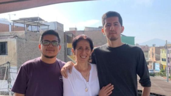 Un usuario de TikTok muestra una fotografía donde su madre solo abraza a su hermano y prueba que la teoria del hijo favorito puede ser real.&nbsp;