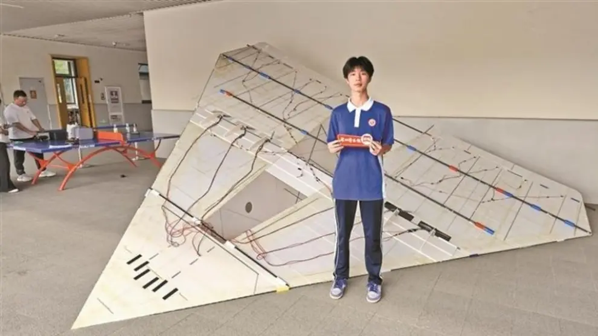 China: un grupo de estudiantes construyó el avión de papel gigante y buscan el récord Guinness