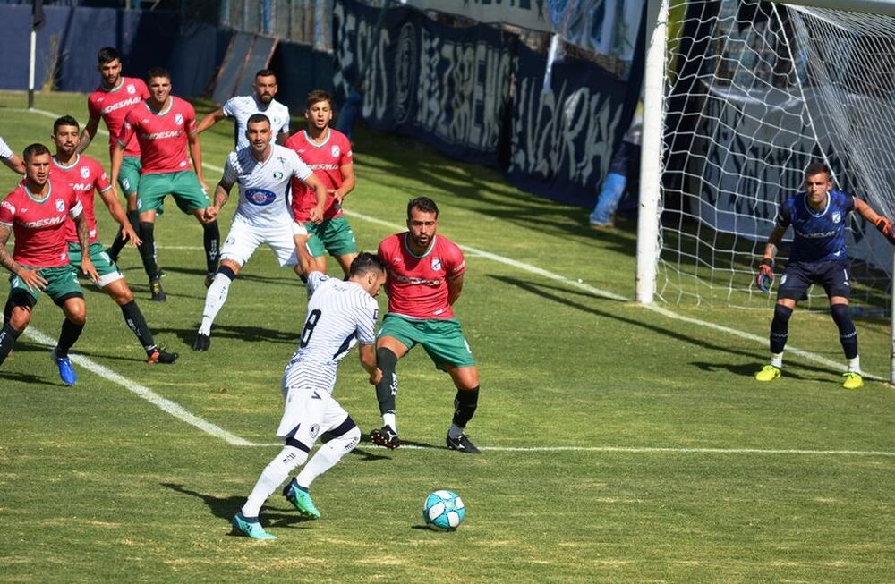 Felix Banega y una acción manifiesta de gol para la Lepra. / Nicolás Ríos (Los Andes).