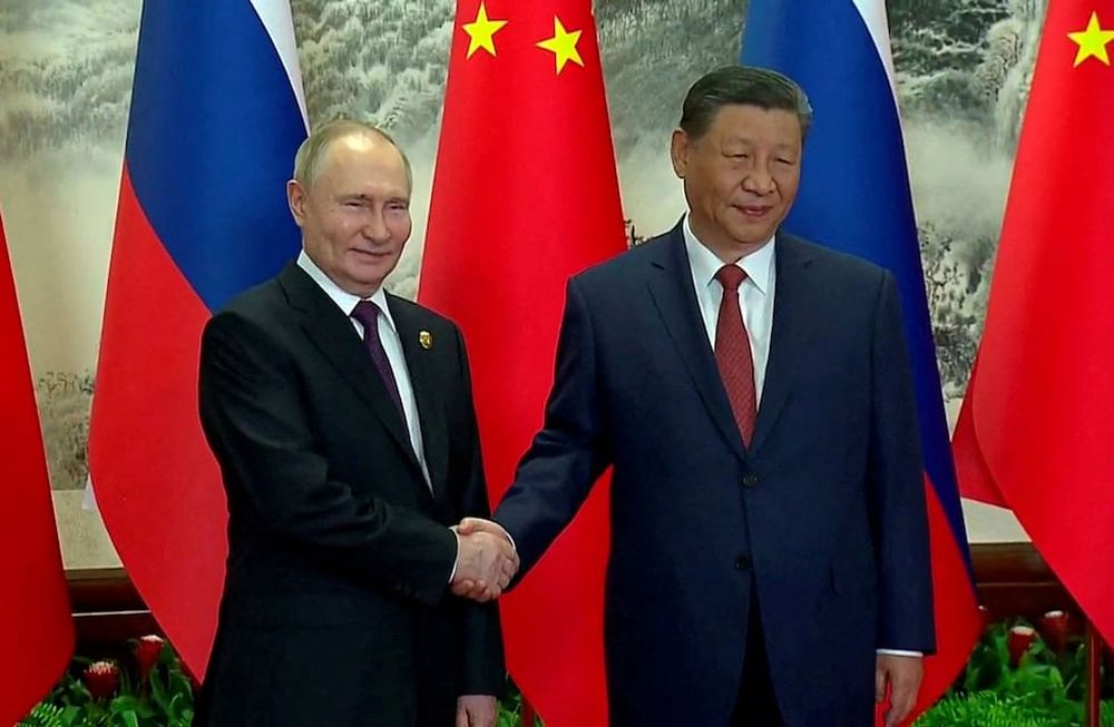 Vladimir Putin y Xi Jinping, presidentes de Rusia y China respectivamente, se saludan durante la conferencia conjunta que dieron este jueves en Pekín.
