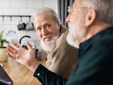 Dos adultos conversan en un café. Foto: Freepik.