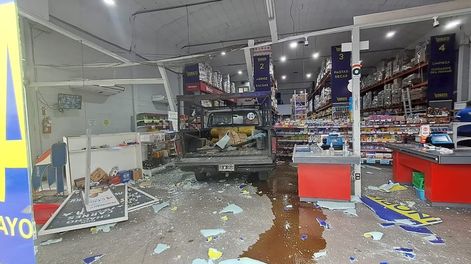Los Andes | Perdió el control de su camioneta e impactó contra un mayorista en Córdoba.