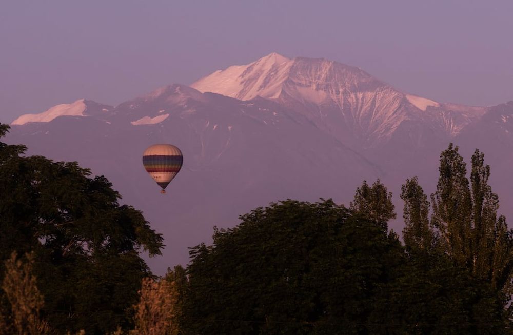 La dirección de vuelo está determinada por el viento predominante ese día, por lo que no hay una ruta fija. Por eso cuentan con varios puntos de aterrizaje. Foto: Ignacio Blanco / Los Andes