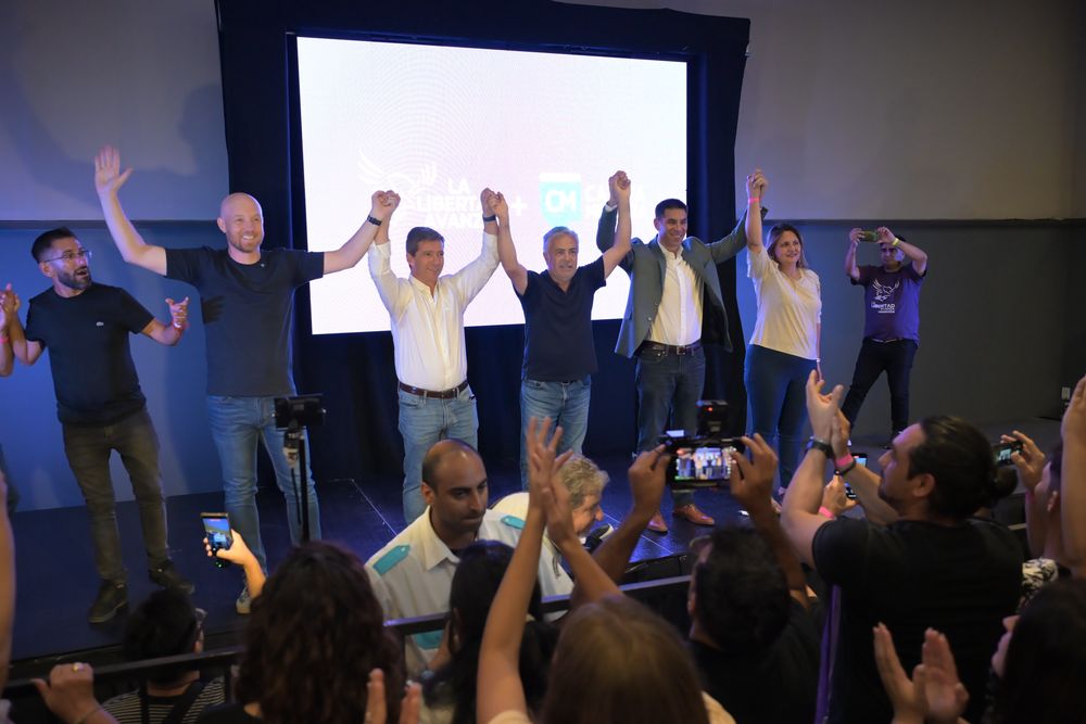 El gobernador Alfredo Cornejo festejando las victoria municpales de Luján de Cuyo, Rivadavia y San Rafael. 
