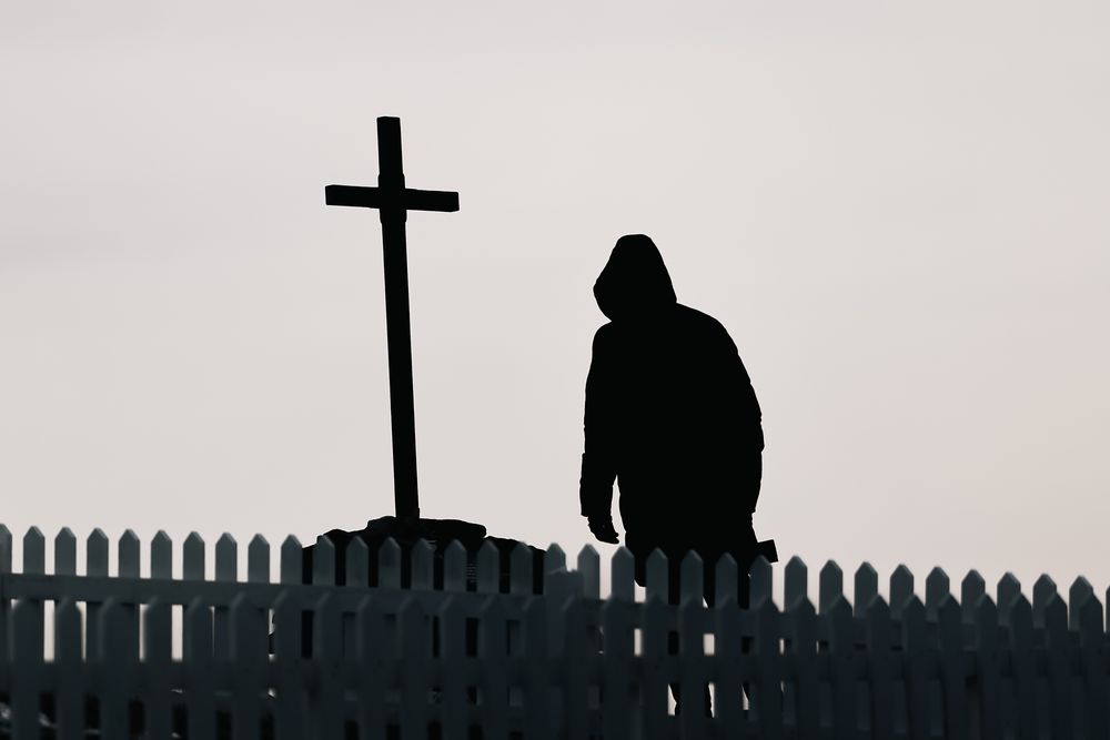Un excombatiente argentino visita un memorial en honor a soldados caídos.