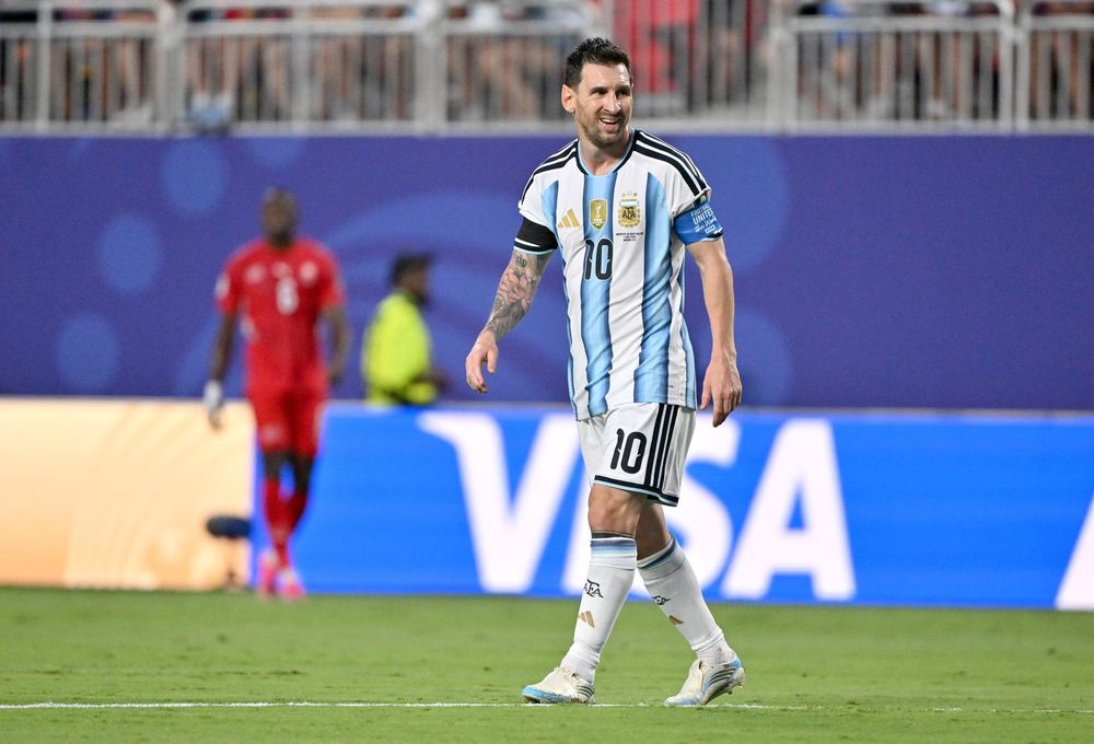 &nbsp;Messi ejecutó el centro y Mac Allister apareció en el primer palo para convertir. Tras el gol, Scaloni abrazó a Walter Samuel, ideólogo de la acción, quien se llevó todos los elogios.
