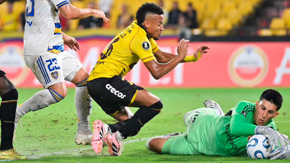 Leandro Brey evoluciona del golpe ante Barcelona de Ecuador.