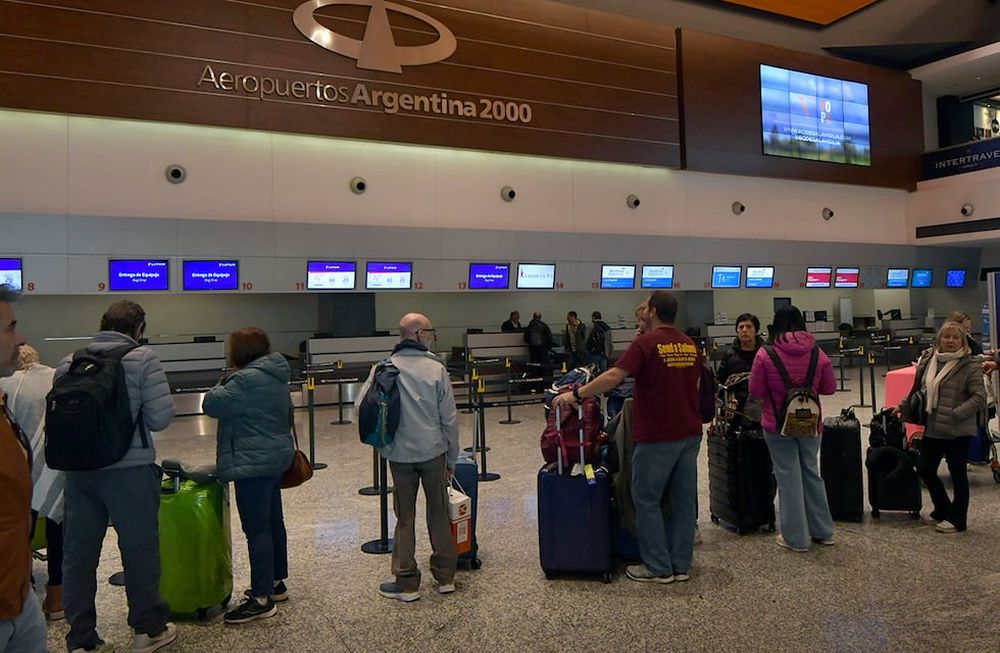 Los pasajeros aéreos aumentaron 100% su valor tras la devaluación y se espera que se resientan los viajes y el turismo. Foto: Orlando Pelichotti / Los Andes