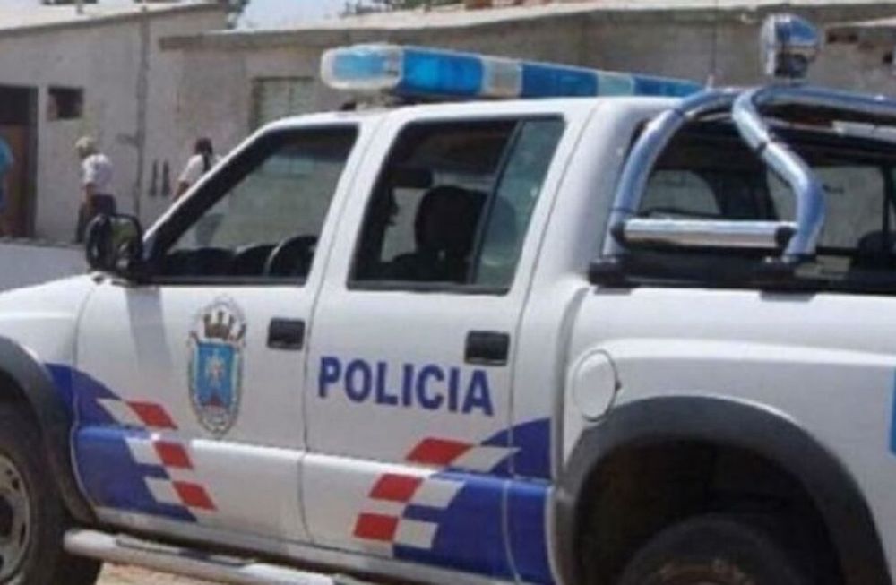 Por salir a escondidas, ataron al novio de una joven a un árbol y lo desfiguraron