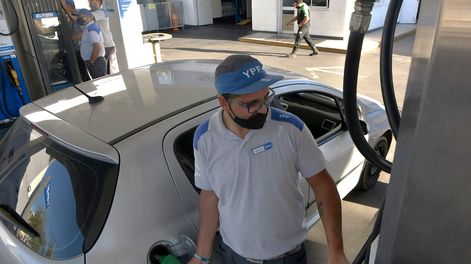 Los Andes | Por segunda vez en lo que va de 2022, la compañía YPF aplicó este lunes aumentos de entre 9,5% y 11,5% en el precio de sus combustibles en las estaciones de Mendoza. El litro de nafta súper quedó en $111,30. Foto: Orlando Pelichotti/ Los Andes