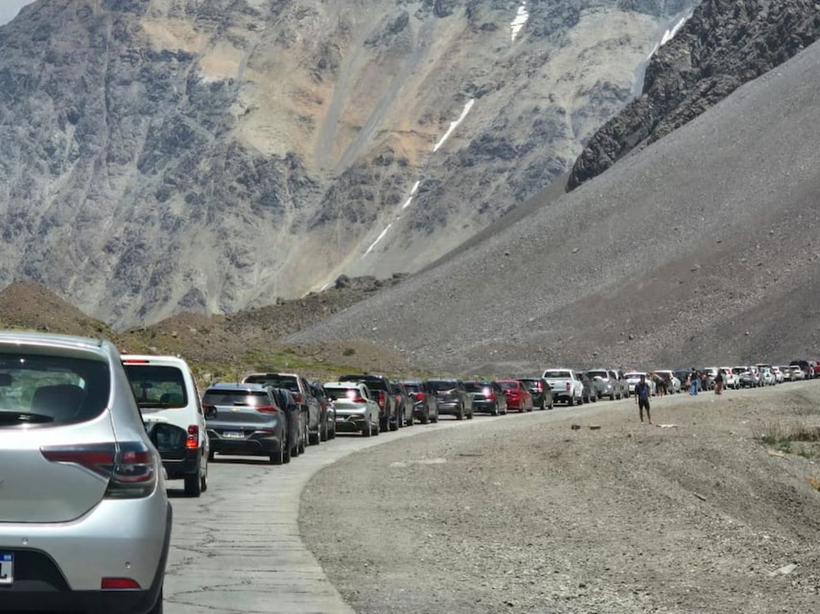 Filas de autos para cruzar el Cristo Redentor. La concesión privada incluye obras importantes en toda la Ruta 7.