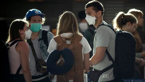 Ya hay restricciones para ingresar o salir del país y ahora piden a la gente responsabilidad para no aplicar más limitaciones en las actividades.