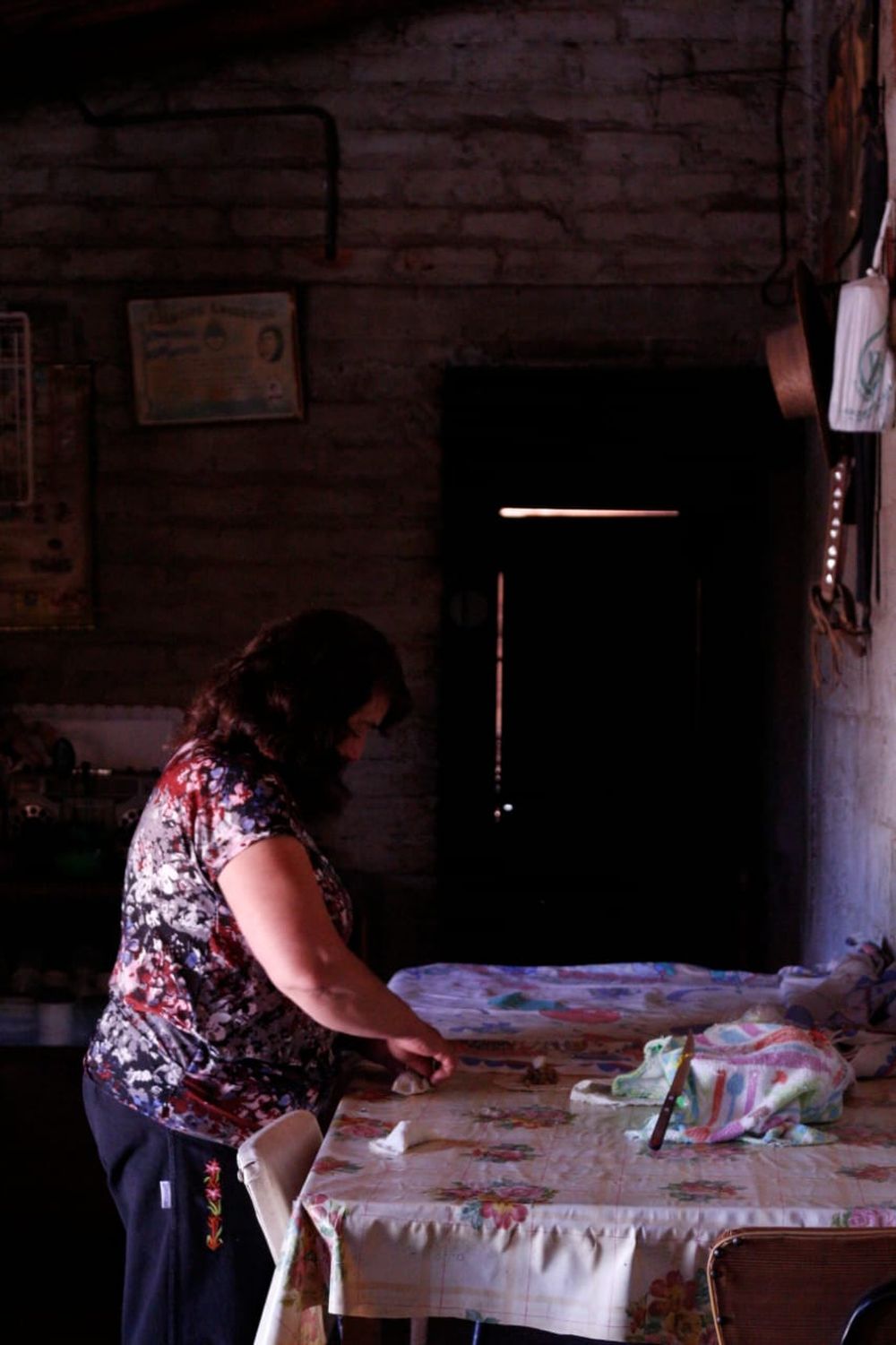Del latín trans (“de la otra parte”) y humus (“tierra”), trashumancia es un sustantivo femenino: aunque los hombres conduzcan el rebaño, las manos que sostienen y cuidan la vida en la montaña son de las mujeres.  