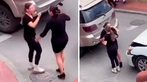 Choque, revisión y abrazo: la reacción de dos mujeres que protagonizaron un accidente en Ecuador.