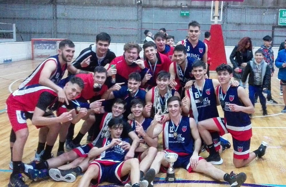 El plantel de Andes Talleres B se consagró campeón del certamen Apertura Nivel DOS y jugará el próximo certamen en el Nivel UNO. / Gentileza.