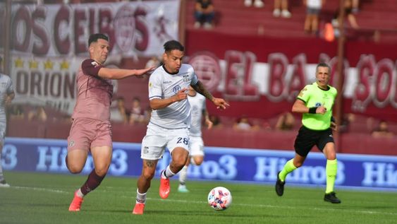Carlos Auzqui, en el partido de Talleres ante Lanús en Buenos Aires, por la Liga Profesional. (Federico López Claro)