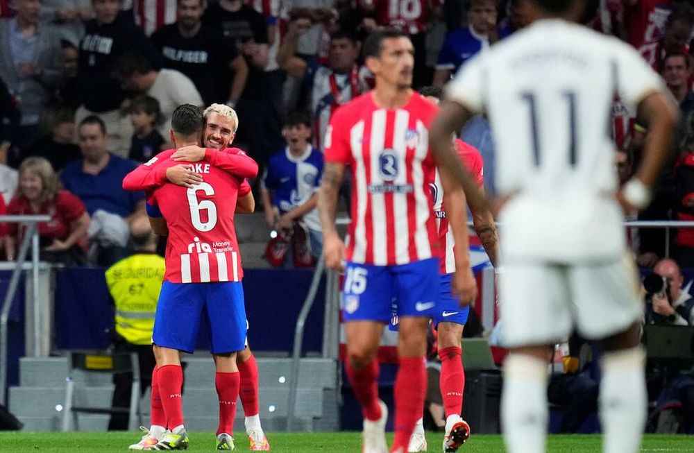 Con tres goles de cabeza, el Atlético de Madrid superó 3-1 al Real Madrid en el derby. (AP)