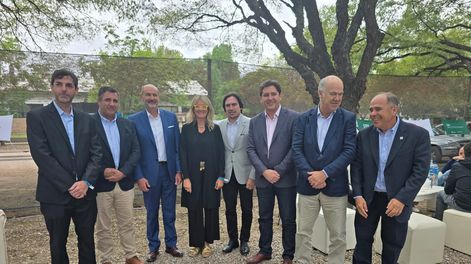 Junto a otras autoridades, el ministro de Producción, Rodolfo Vargas Arizu participó en el almuerzo de los Productores que se realizó en la sede del INTA, en Luján de Cuyo.&nbsp;