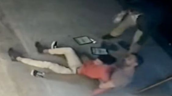 Tackleó a un ladrón que había robado en su cafetería y luego le ofreció trabajo: “Don, mañana salgo y vengo a verlo”.